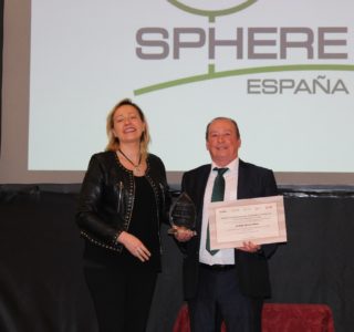 La consejera de Economía, Industria y Empleo, Marta Gastón entrega el premio a Alfonso Biel, director general de Sphere España