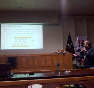Santiago Martín presentando su trabajo en un congreso de Quito, Ecuador